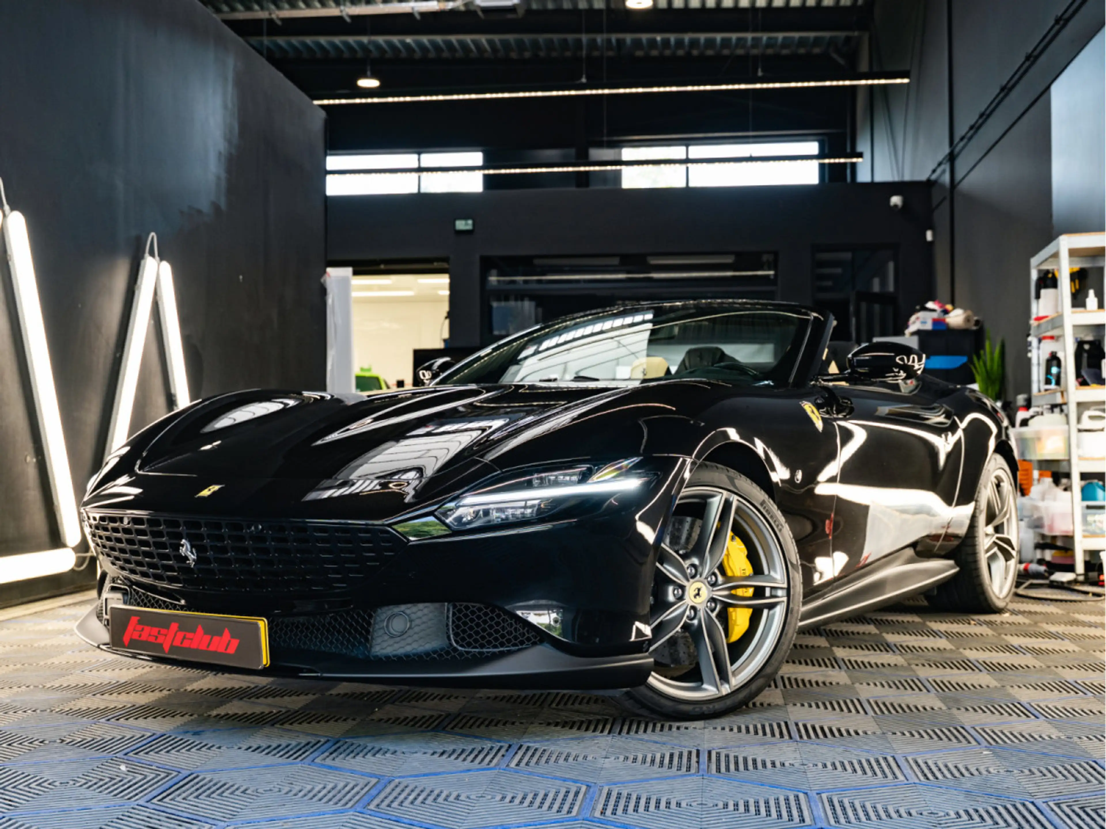 Ferrari Roma ROMA SPIDER 3.9 V8 620 CH, 2 portes, 4 places, Boî