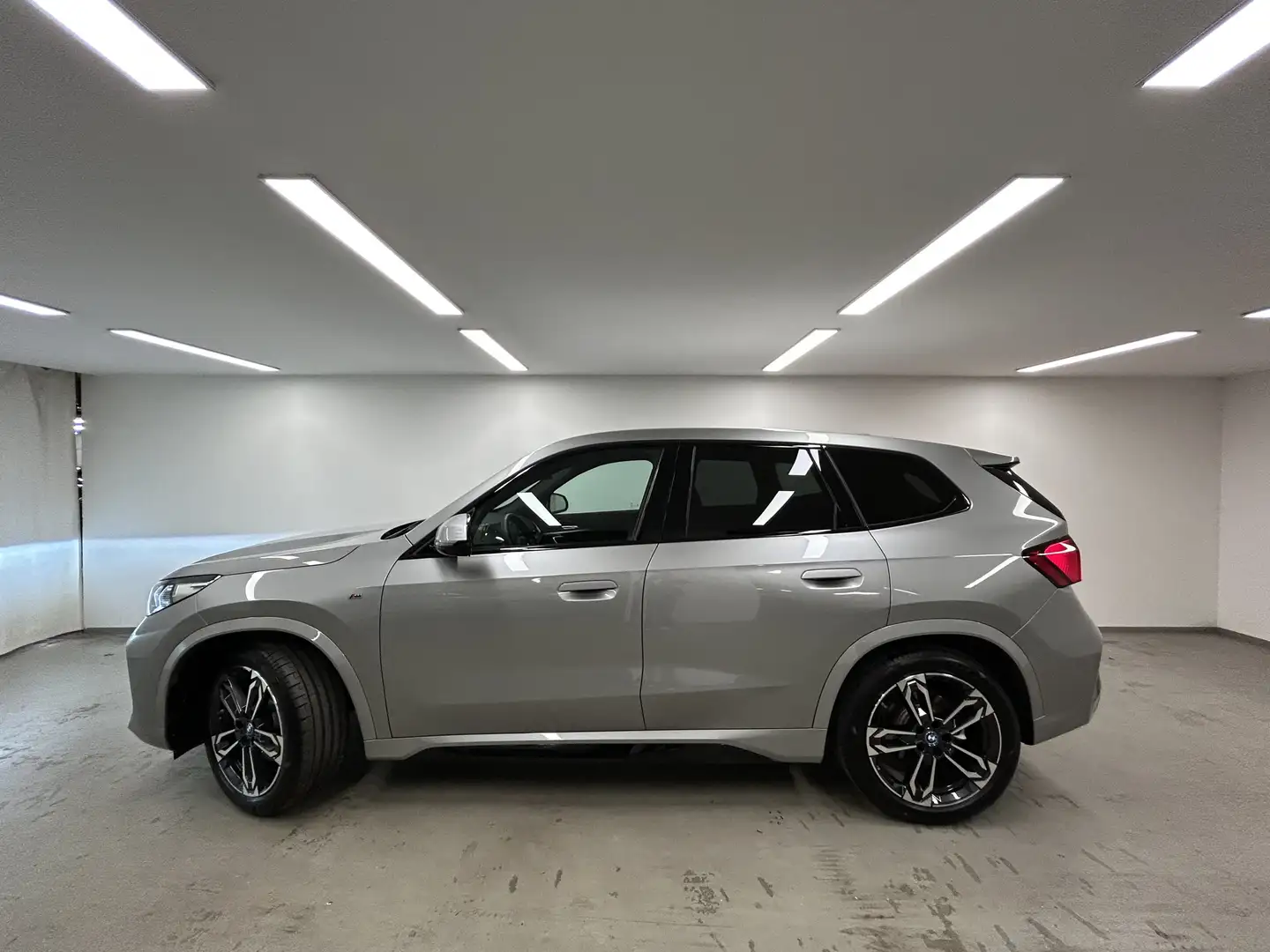 BMW iX1 xDrive30 M Sportpaket Head-Up PA. Plus Drivingass. Grau - 2