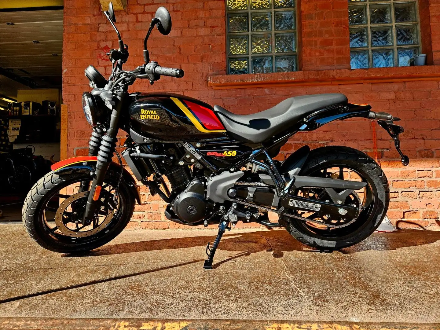 Royal Enfield Guerrilla 450 schwarz Sofort lieferbar - 1