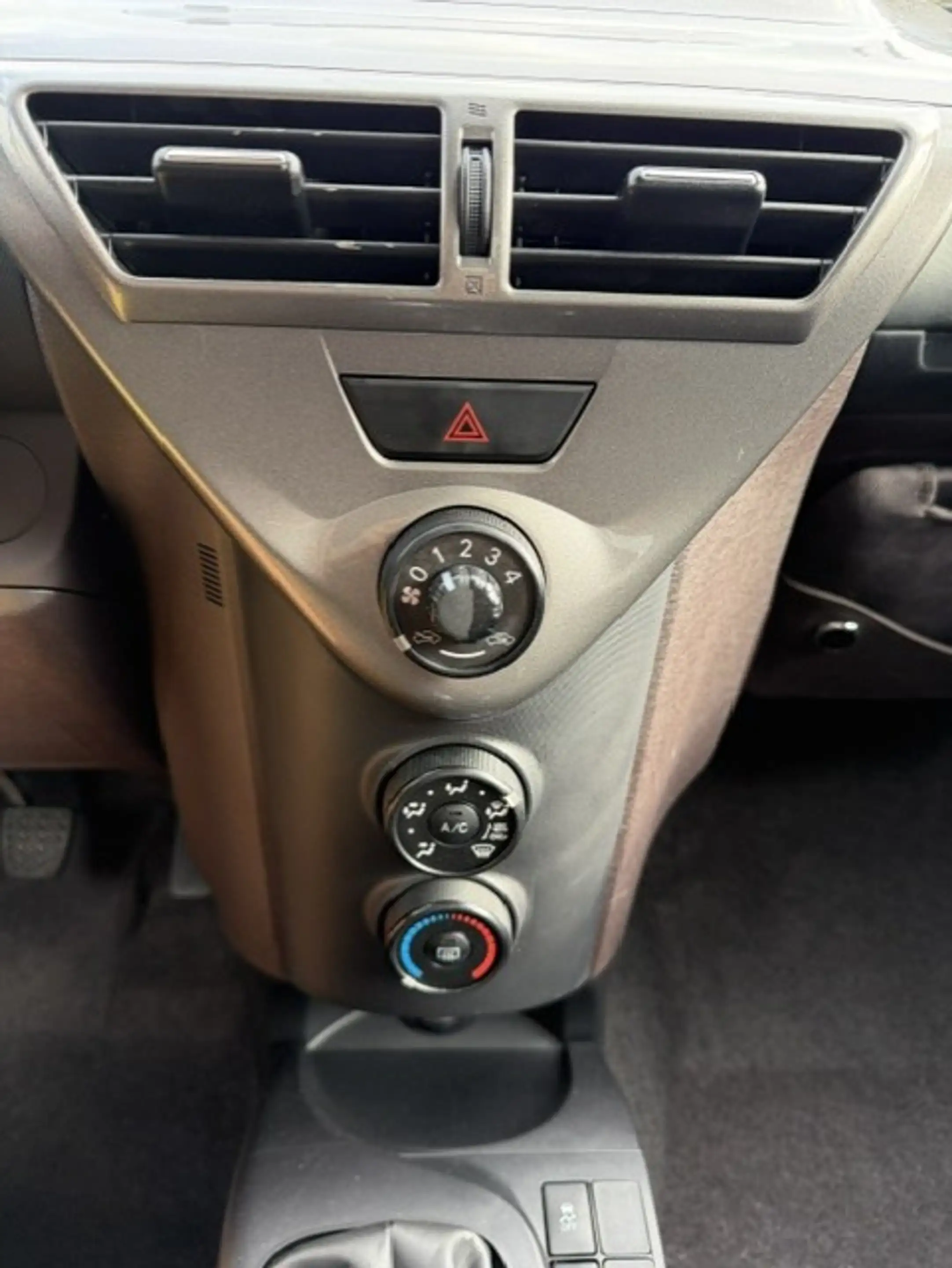 Toyota iQ Basis — photo 12