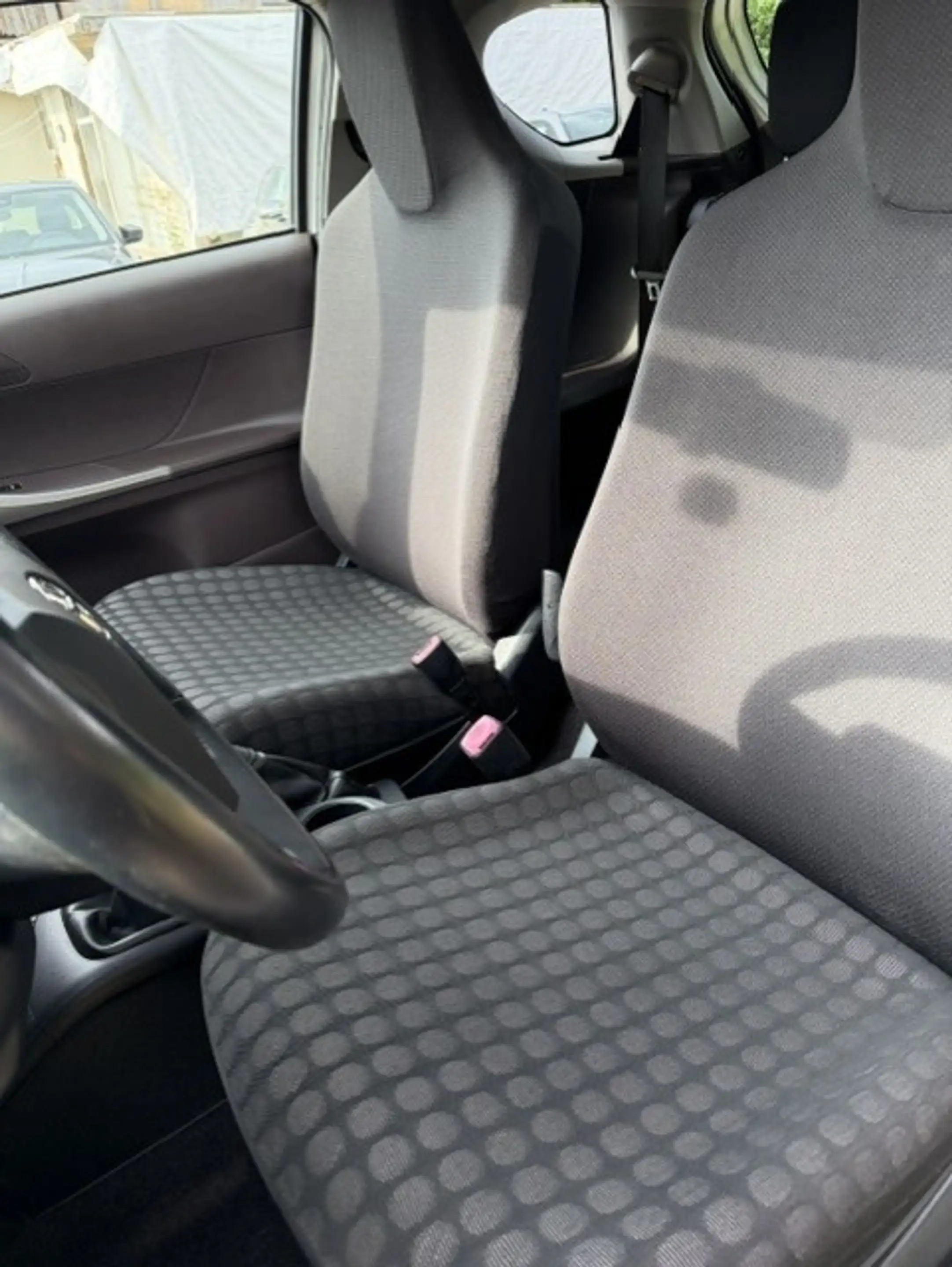 Toyota iQ Basis — photo 11