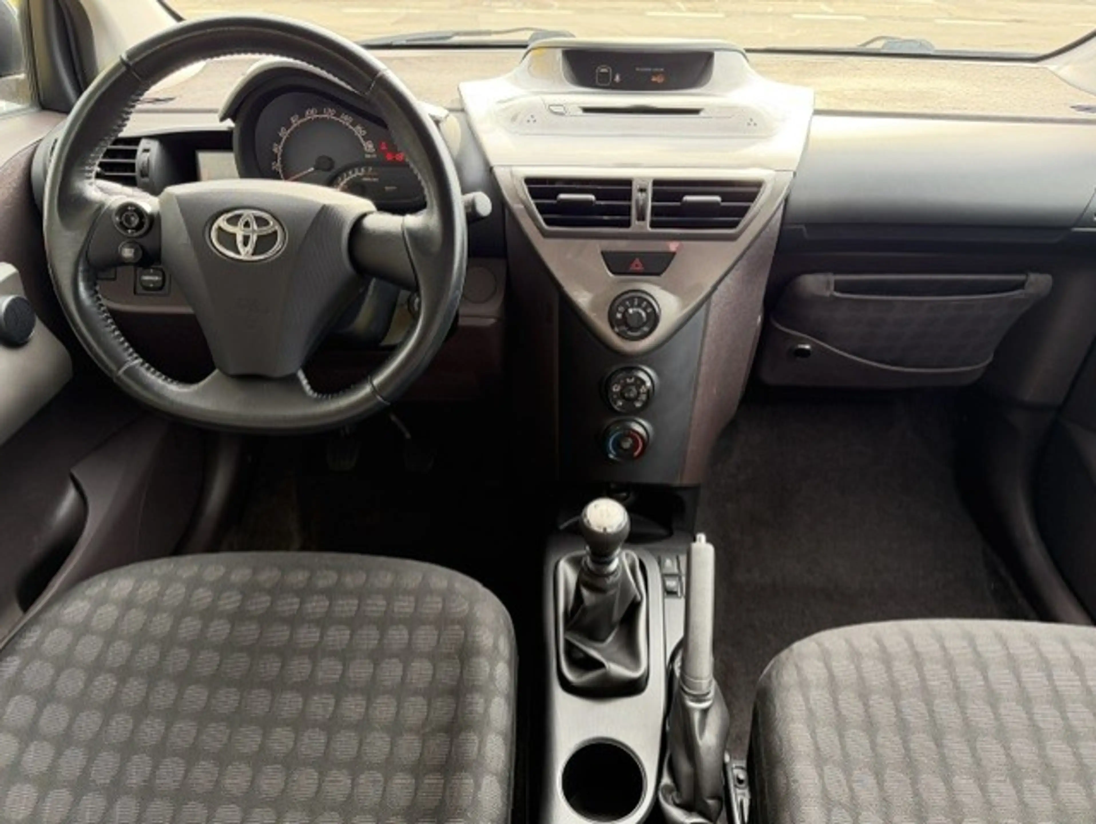 Toyota iQ Basis — photo 7