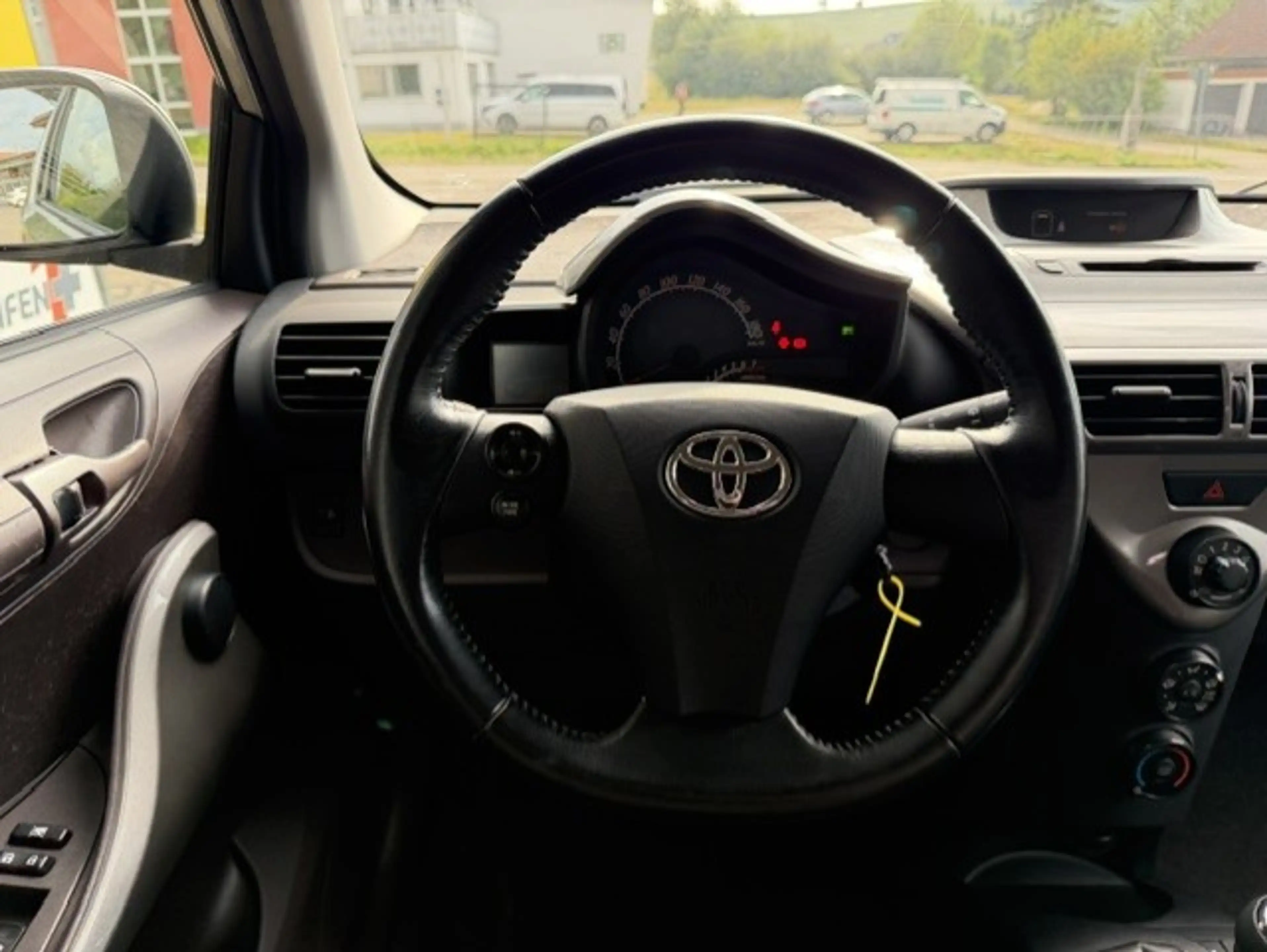 Toyota iQ Basis — photo 9