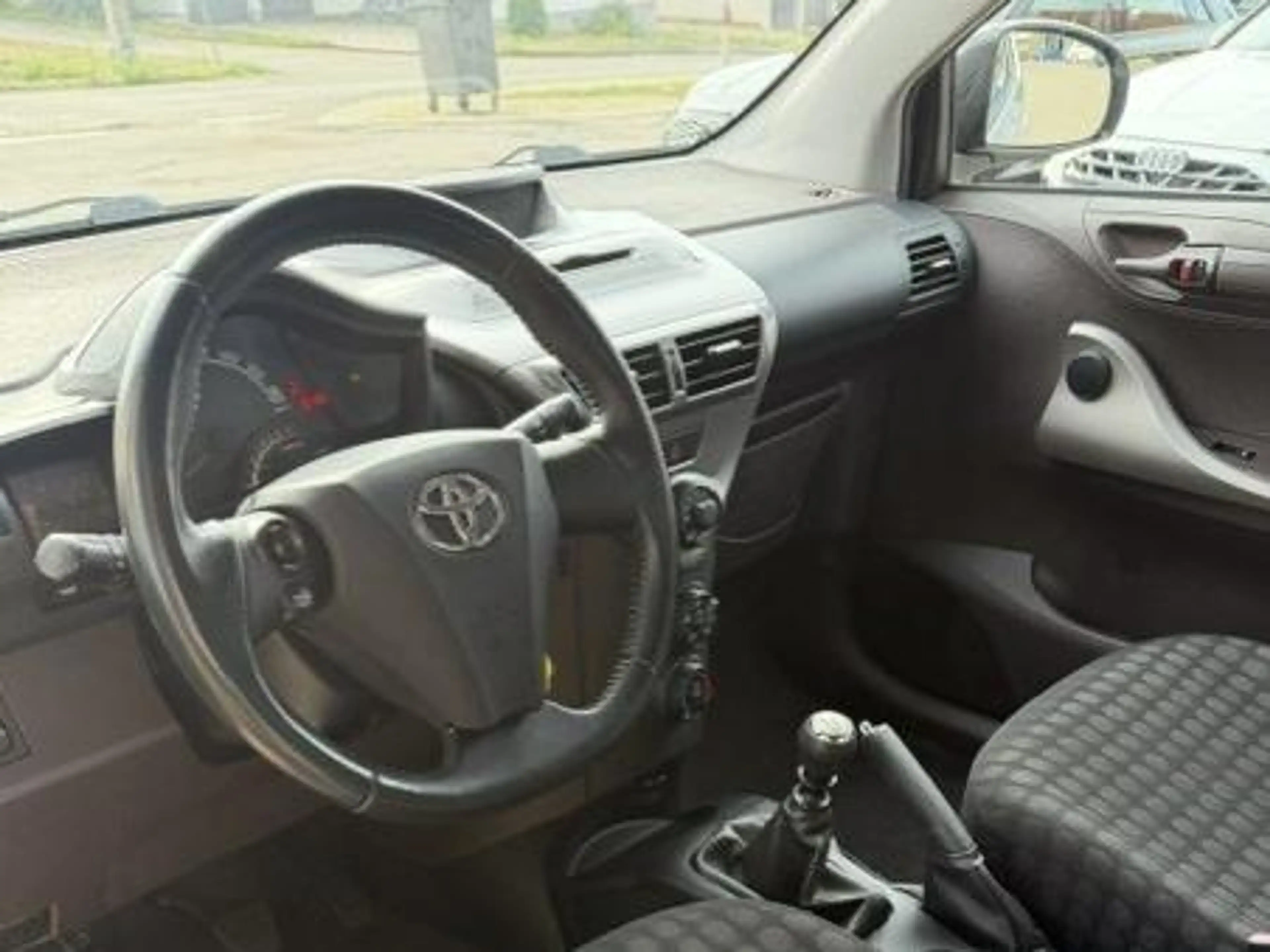 Toyota iQ Basis — photo 10