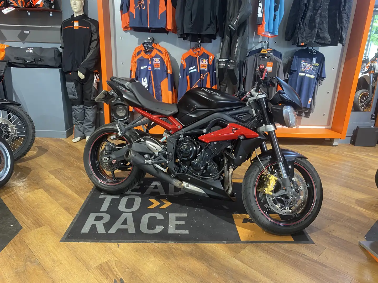 Triumph Street Triple 675 Negro - 1