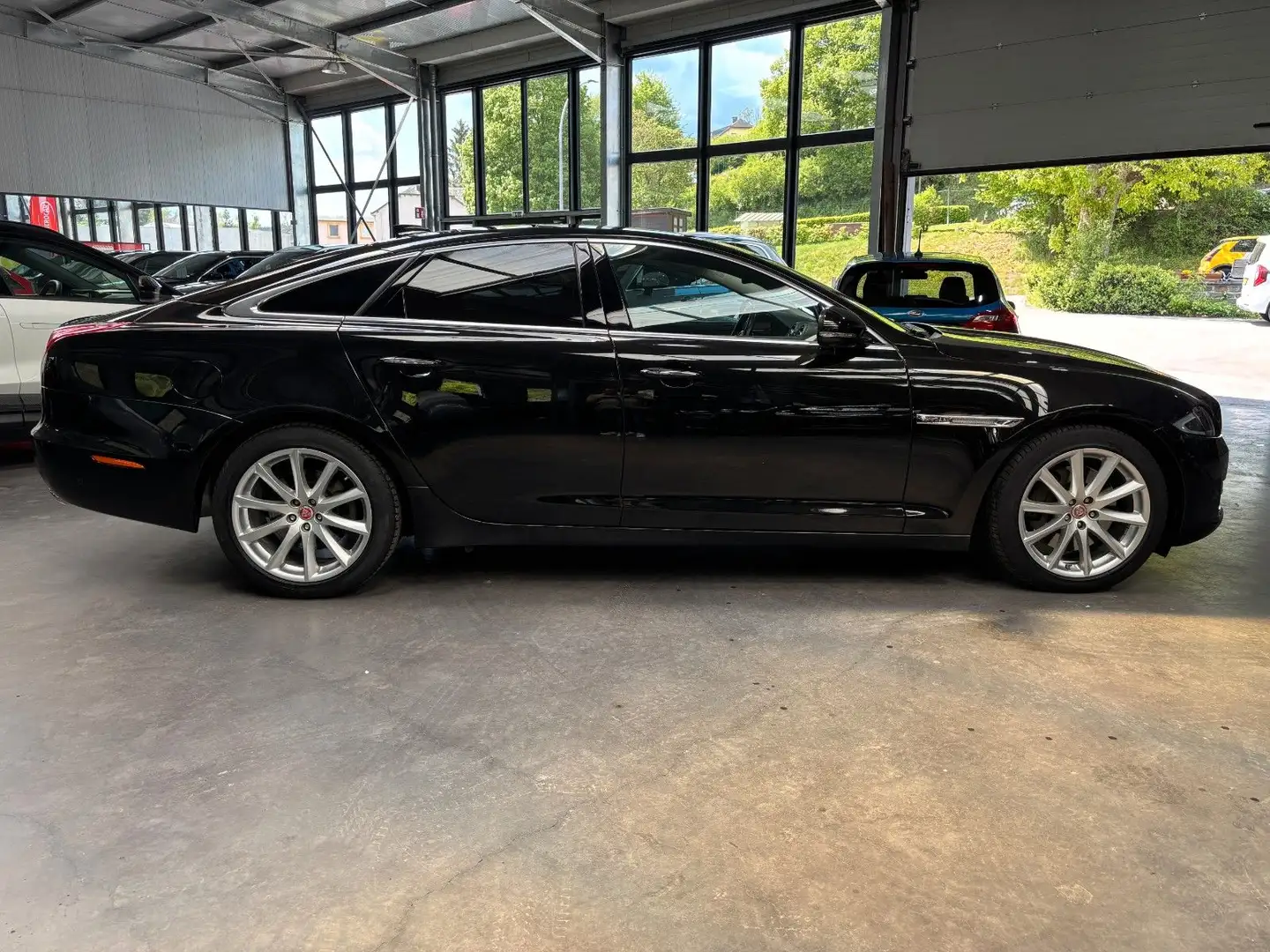 Jaguar XJ V6 3.0 Diesel 300HP Black - 2