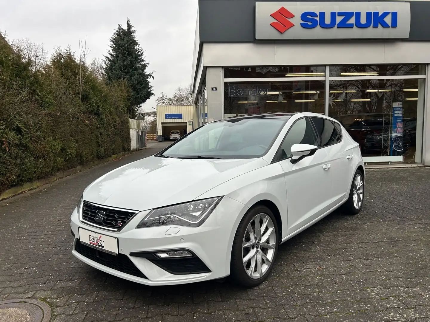 SEAT Leon FR PANO LEDER SPORTFAHRWERK NAVI LED SOUND Weiß - 1