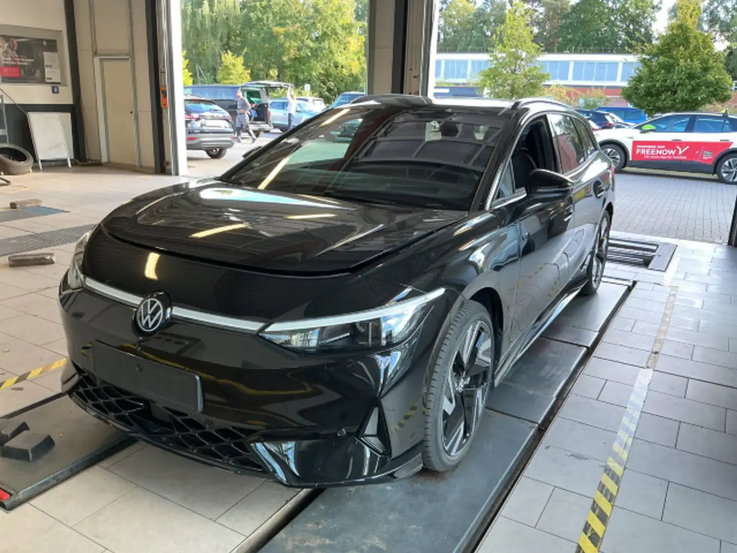 Volkswagen ID.7 Tourer 4Motion AHK Navi Panorama Wärmepumpe Schwarz - 2
