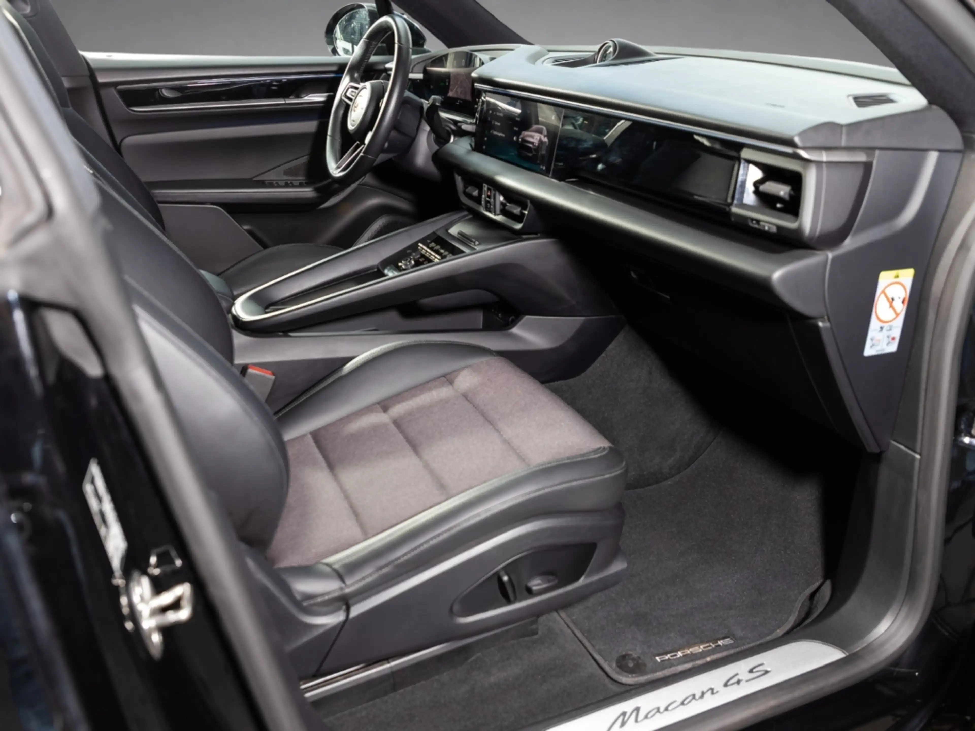 Porsche Macan 4S — photo 14