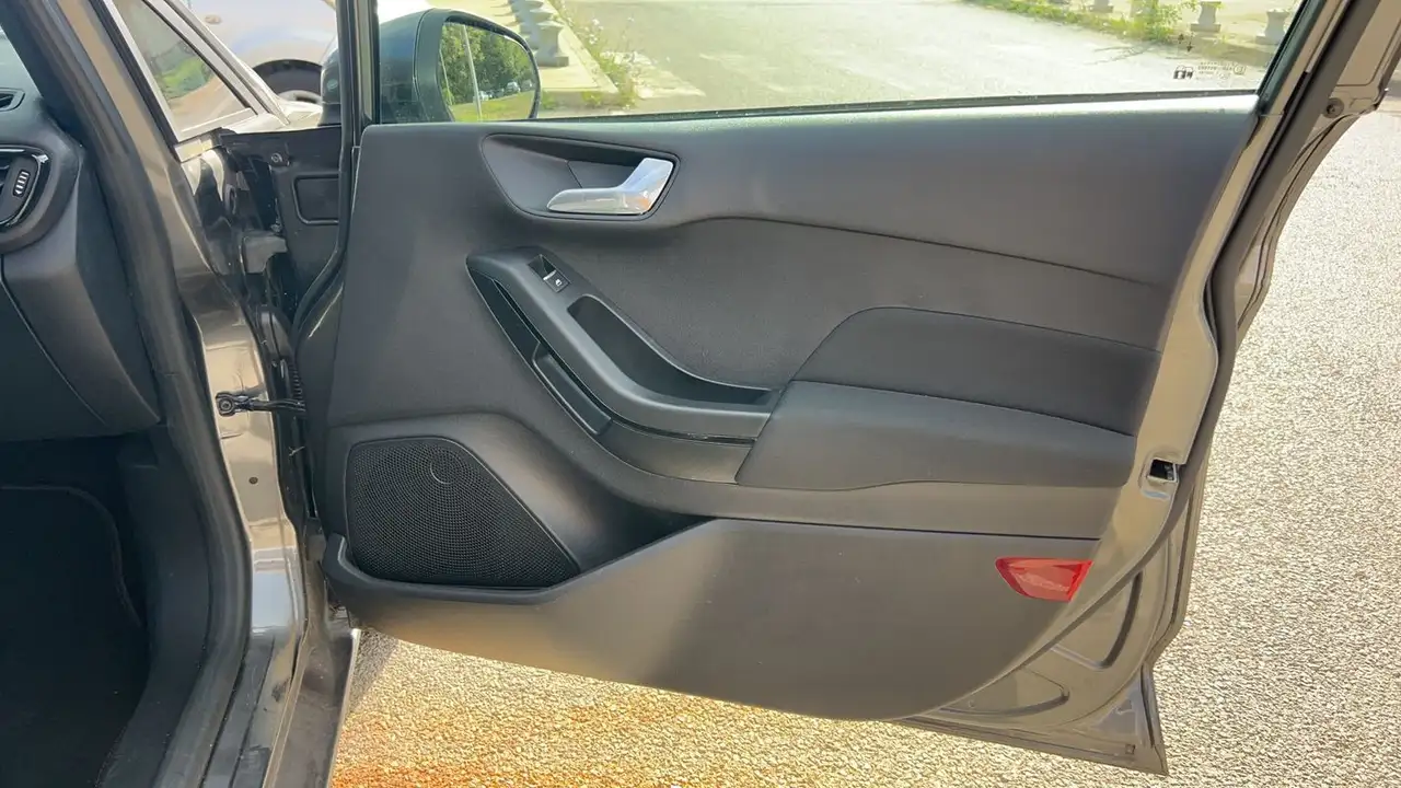 Ford Fiesta 5 portes — photo 22