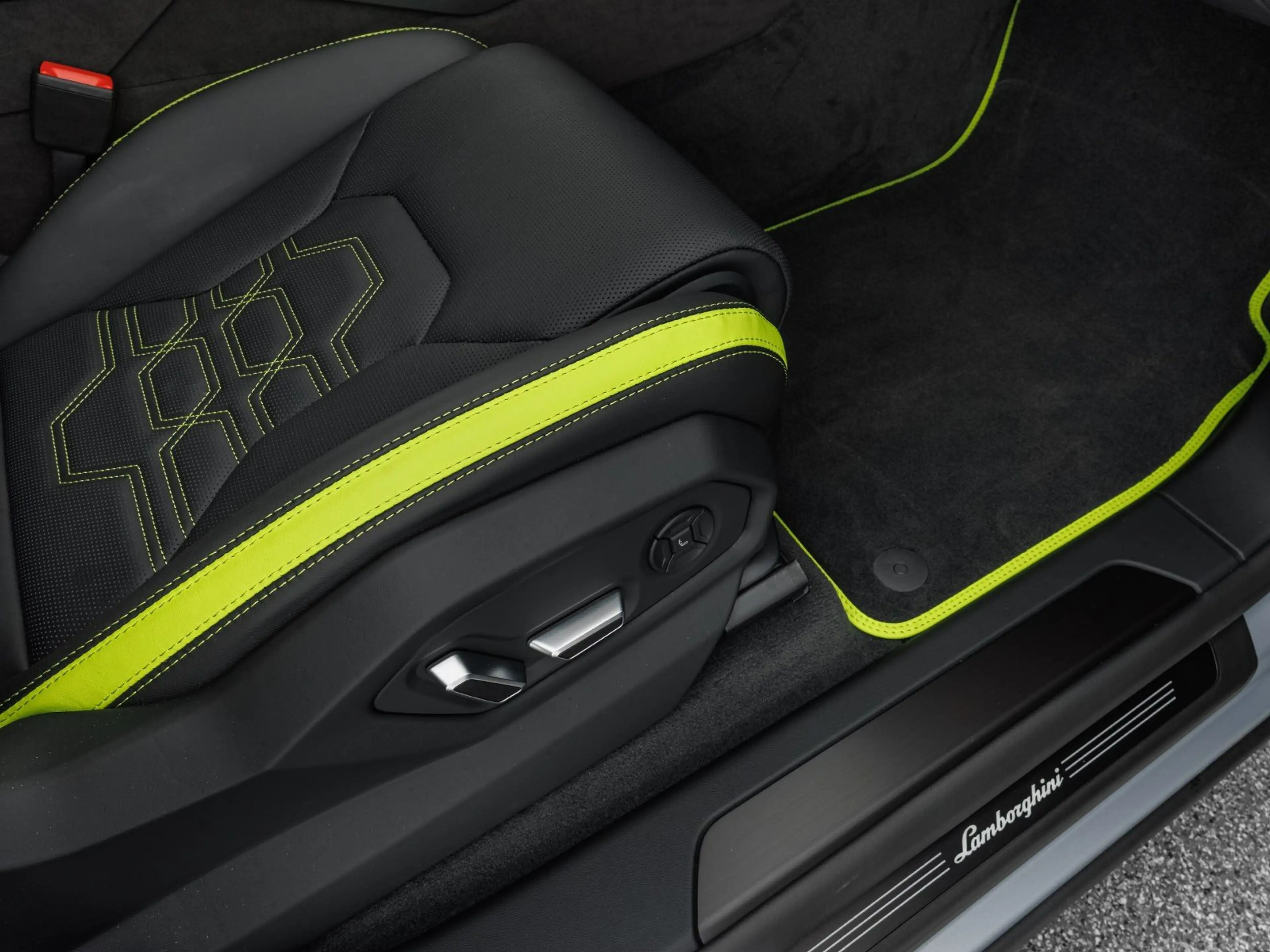 Lamborghini Urus SE — photo 14