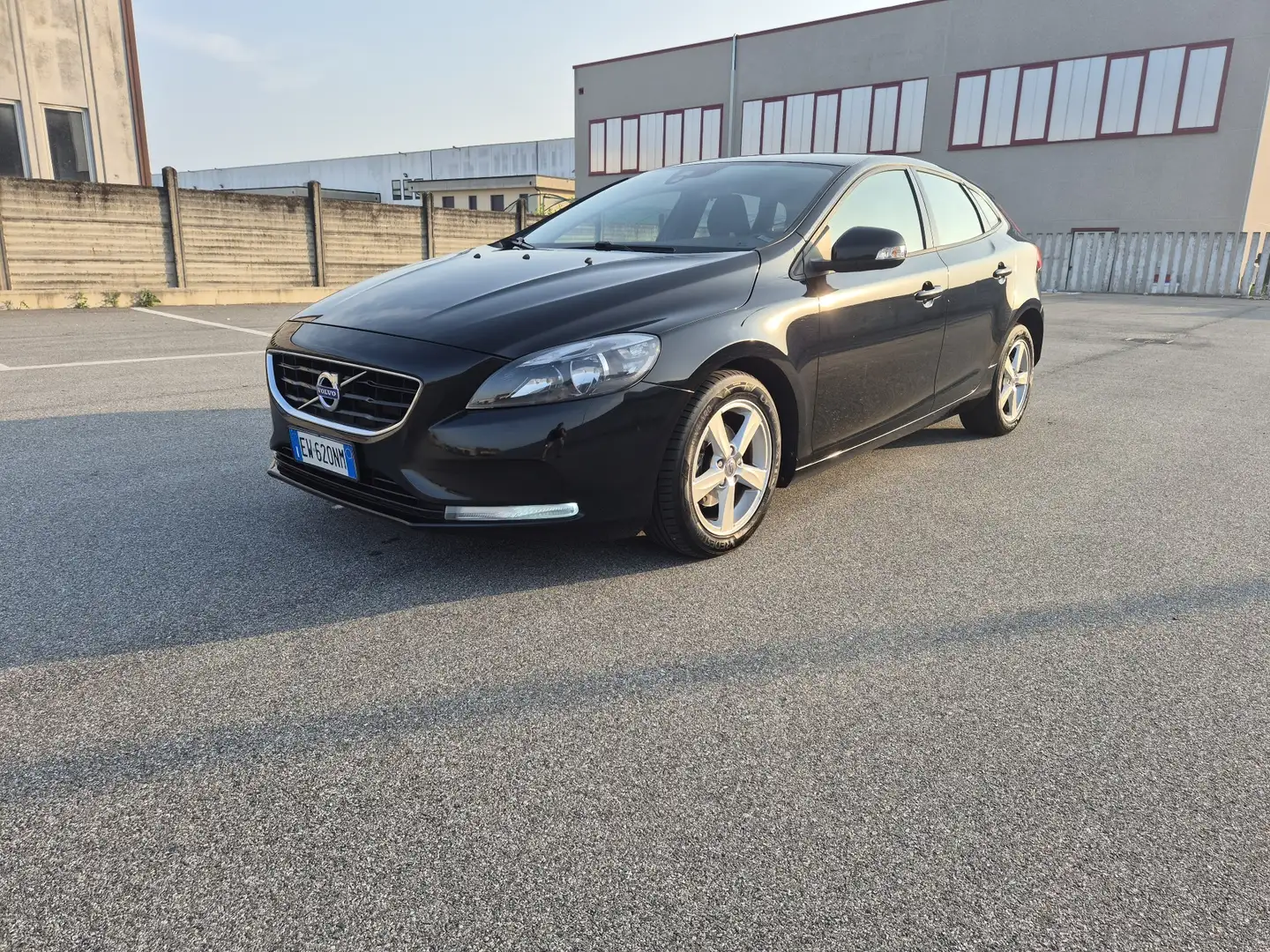 Volvo V40 1.6 d2 R-design Momentum - 1