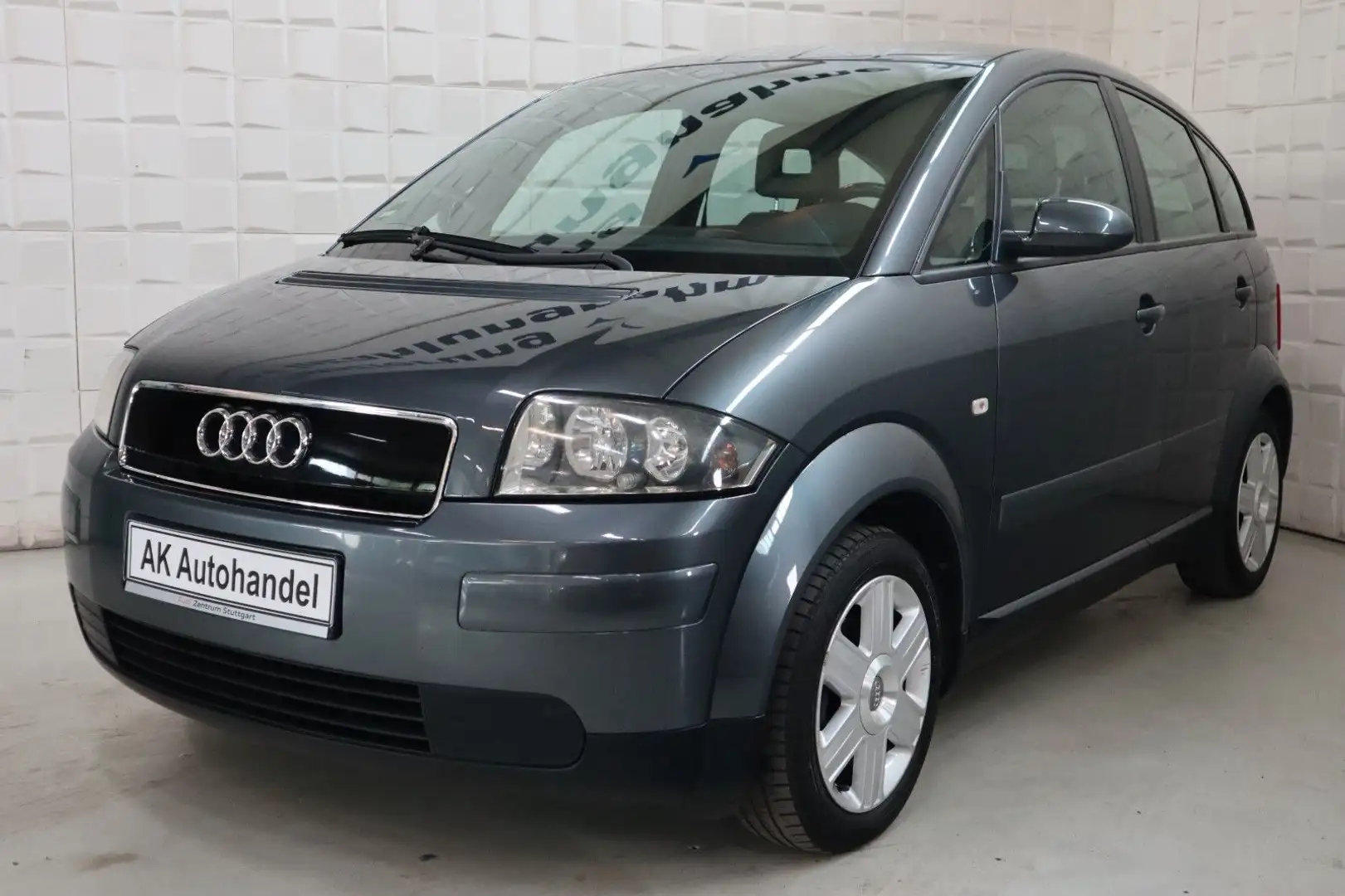Audi A2 1.6 FSI Klimaautomatik 8-fach bereift Grau - 1