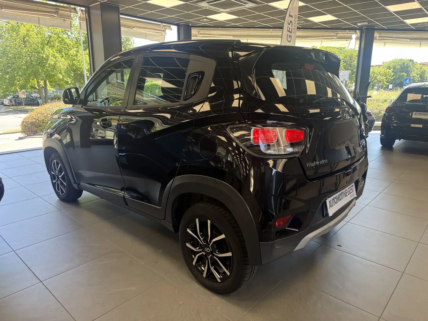 Mahindra KUV100 KUV100 1.2 K8 Schwarz - 2