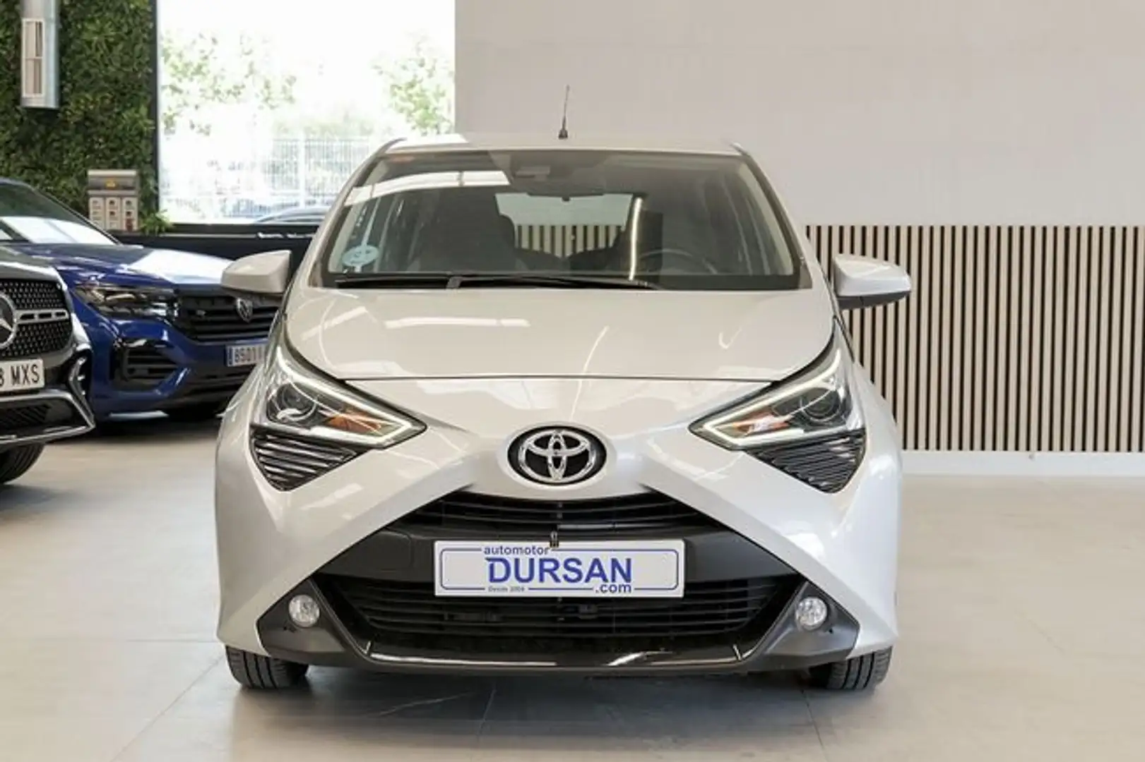 Toyota Aygo 1.0 70 xplay Gris - 2