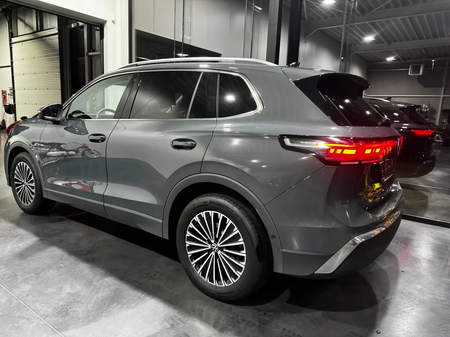 Volkswagen Tiguan Tiguan 1.5 eTSI OPF DSG Elegance Gris - 2