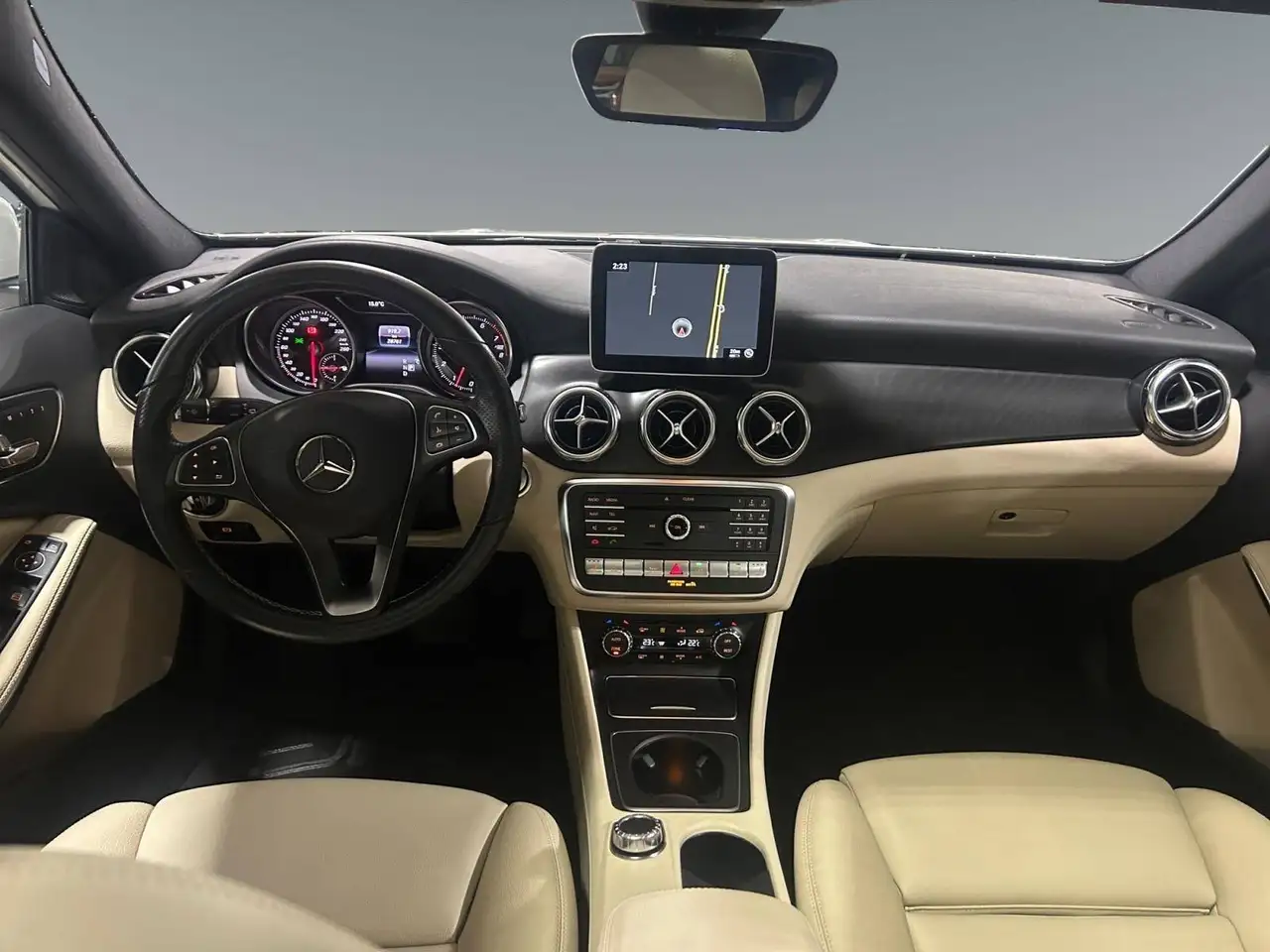 Mercedes-Benz GLA снимка Mercedes-Benz GLA