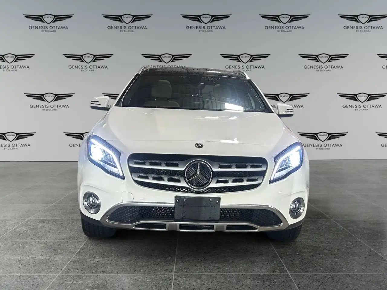 Mercedes-Benz GLA снимка Mercedes-Benz GLA