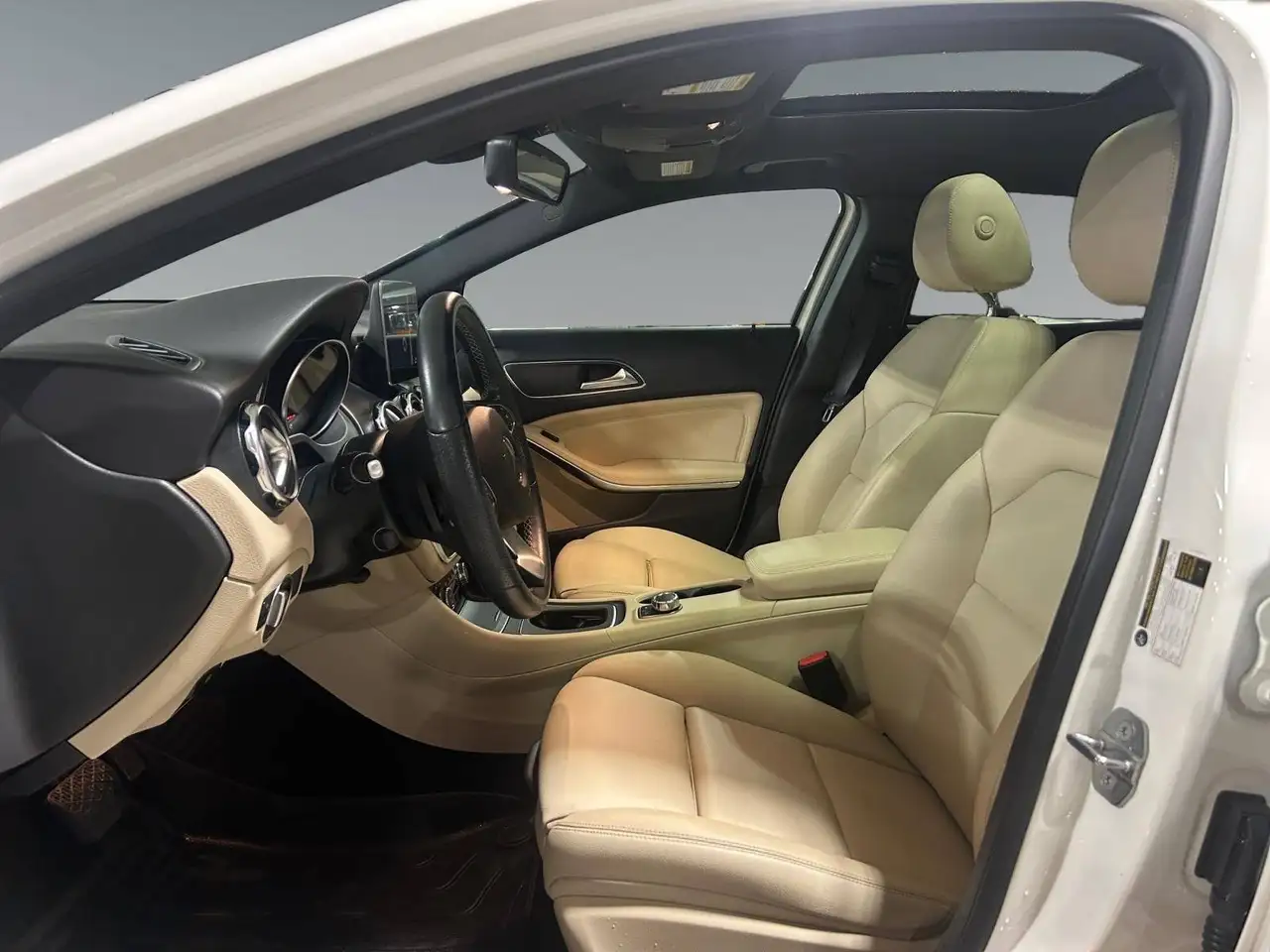 Mercedes-Benz GLA снимка Mercedes-Benz GLA