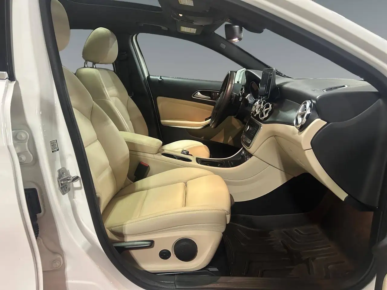 Mercedes-Benz GLA снимка Mercedes-Benz GLA