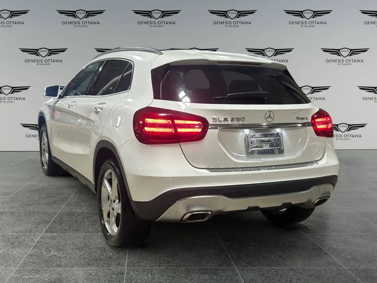 Mercedes-Benz GLA снимка Mercedes-Benz GLA