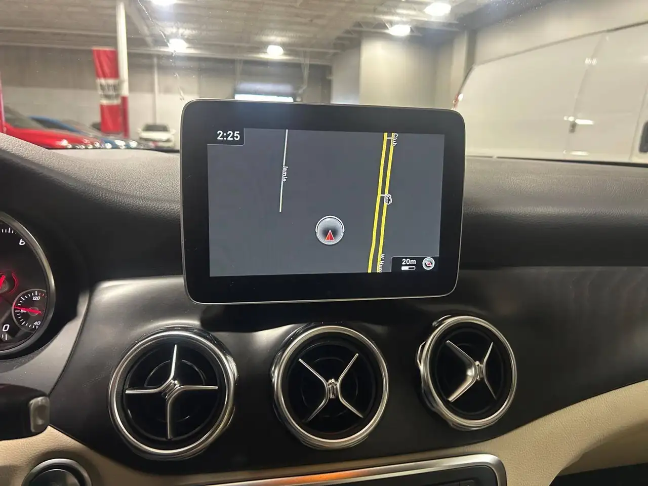 Mercedes-Benz GLA снимка Mercedes-Benz GLA