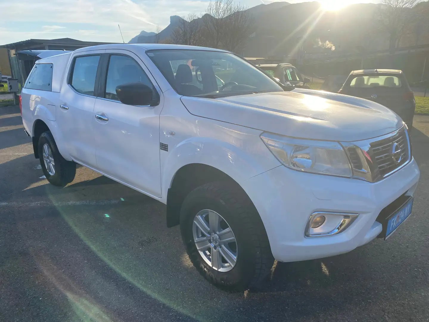 Nissan Navara Pick-up White - 1