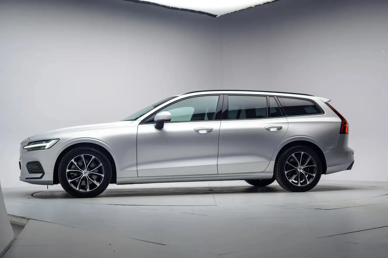 Volvo V60 2.0 B3 Momentum Advantage Aut. [ LED Navi Stoelver Gris - 2