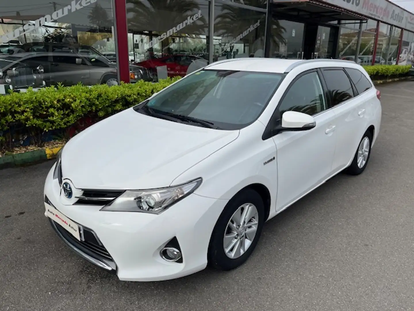 Toyota Auris Touring Sports hybrid 140H Active Blanc - 1