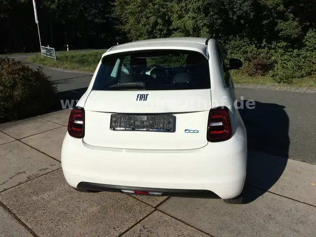 Fiat 500E view 5
