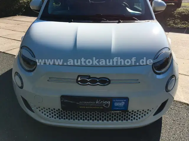 Fiat 500E view 9