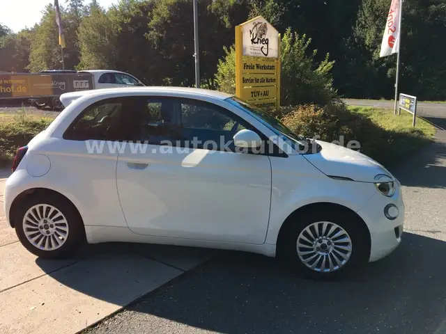Fiat 500E view 3