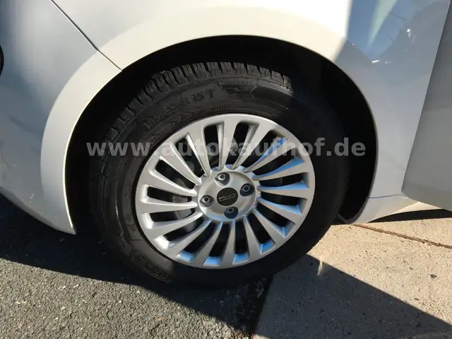 Fiat 500E view 10