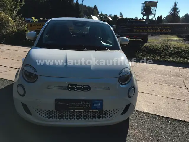 Fiat 500E view 8