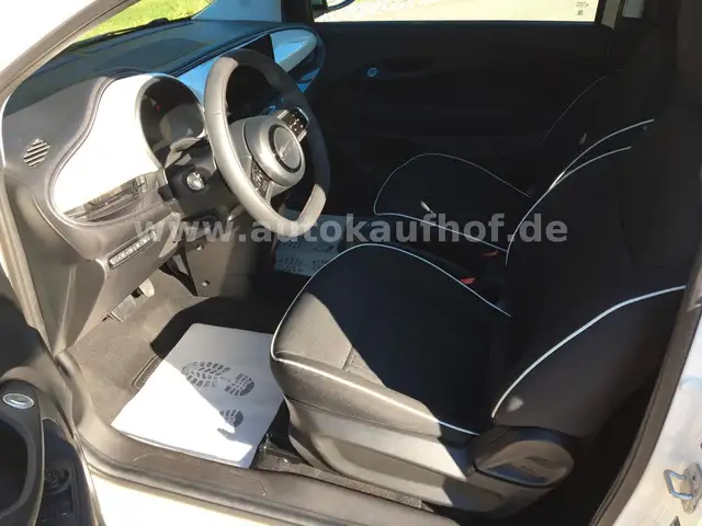 Fiat 500E view 12