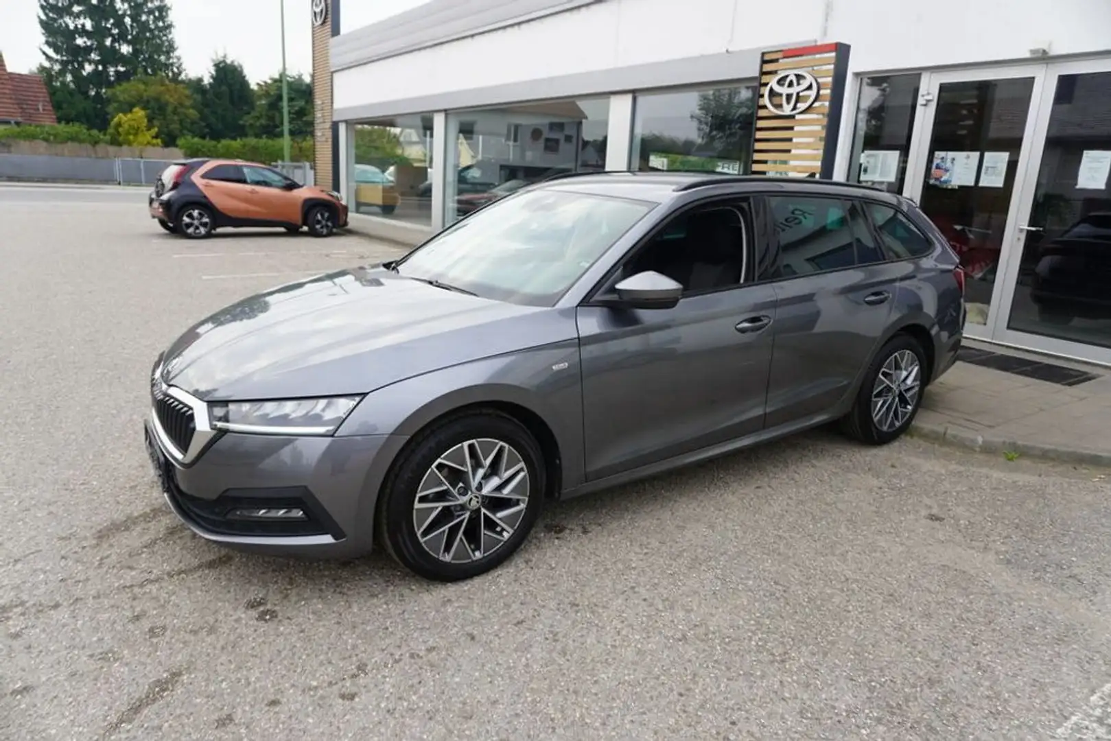 Skoda Octavia Combi 2,0 TDI DSG *LED*AHK*ACC* Grau - 2