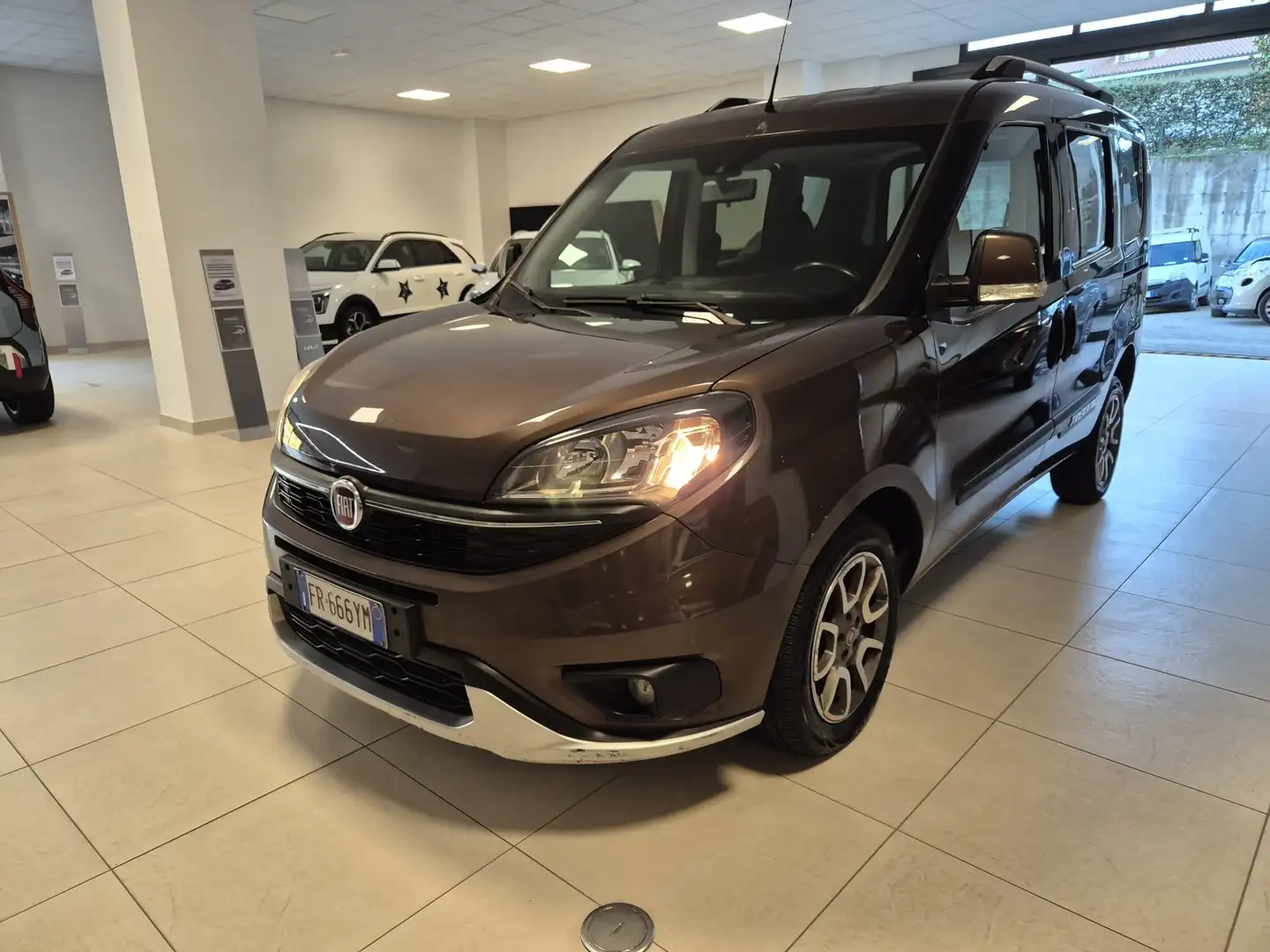 Fiat Doblo 5posti TD 1.6 mjt 16v Trekking 120cv Marrone - 1
