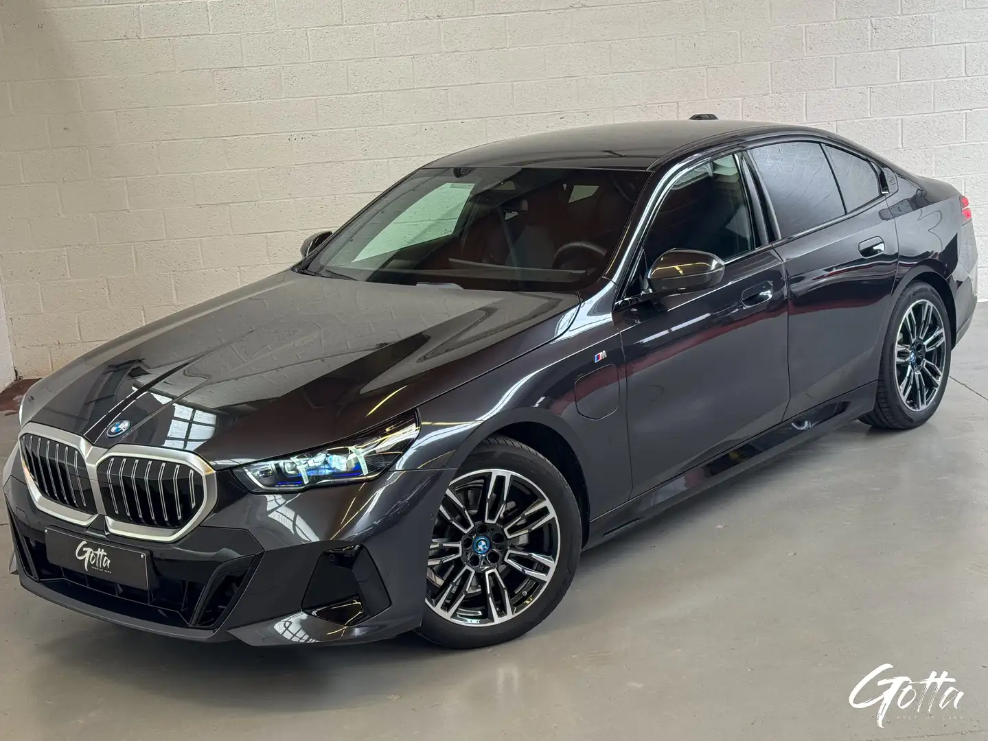 BMW 530 eA PHEV 300CH xDrive 4X4/PACK M/ATTACHE REMOR/CUIR Šedá - 1