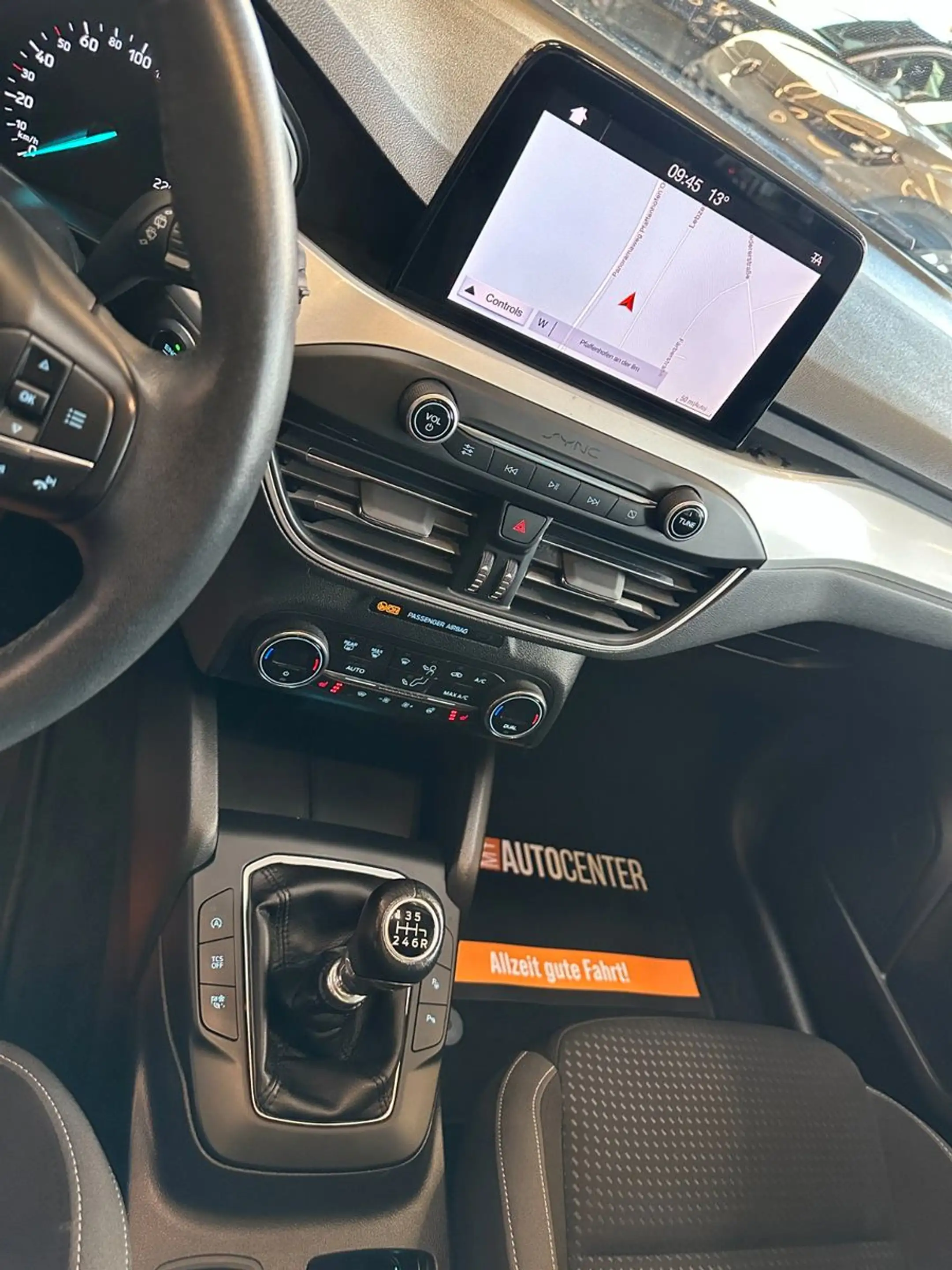 Ford Focus Lim. *PANO*KAMERA*AHK*LED*TEMPOMAT* — photo 12