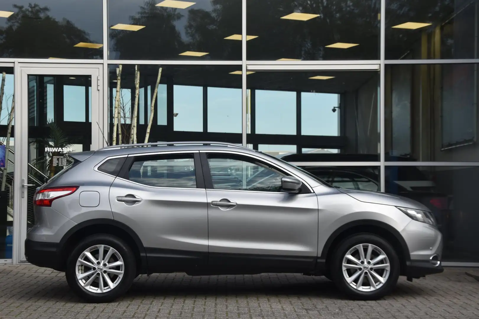 Nissan Qashqai 1.2 Acenta Airco Pdc Pano. dak NAP Nette Auto + In Grijs - 2