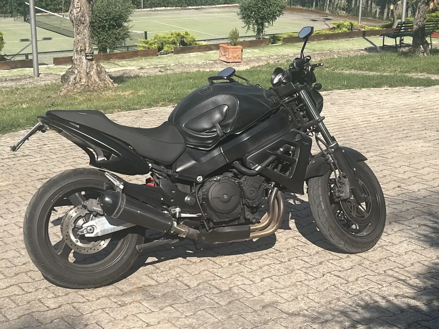 Honda X 11 Naked - 1