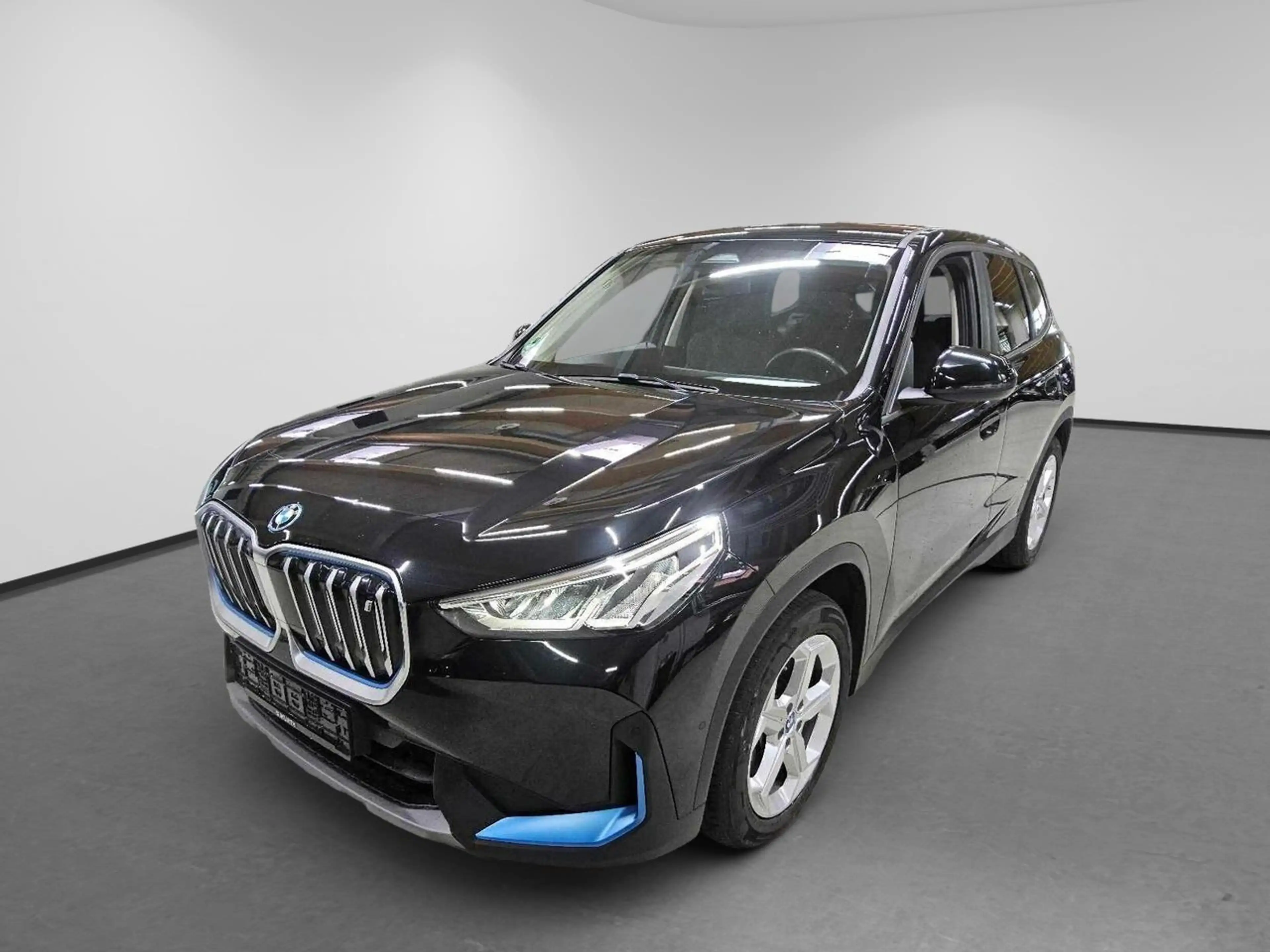 BMW iX1 xDrive30 Wide El.Heckkl. LED Navi RKam AUT — photo 2