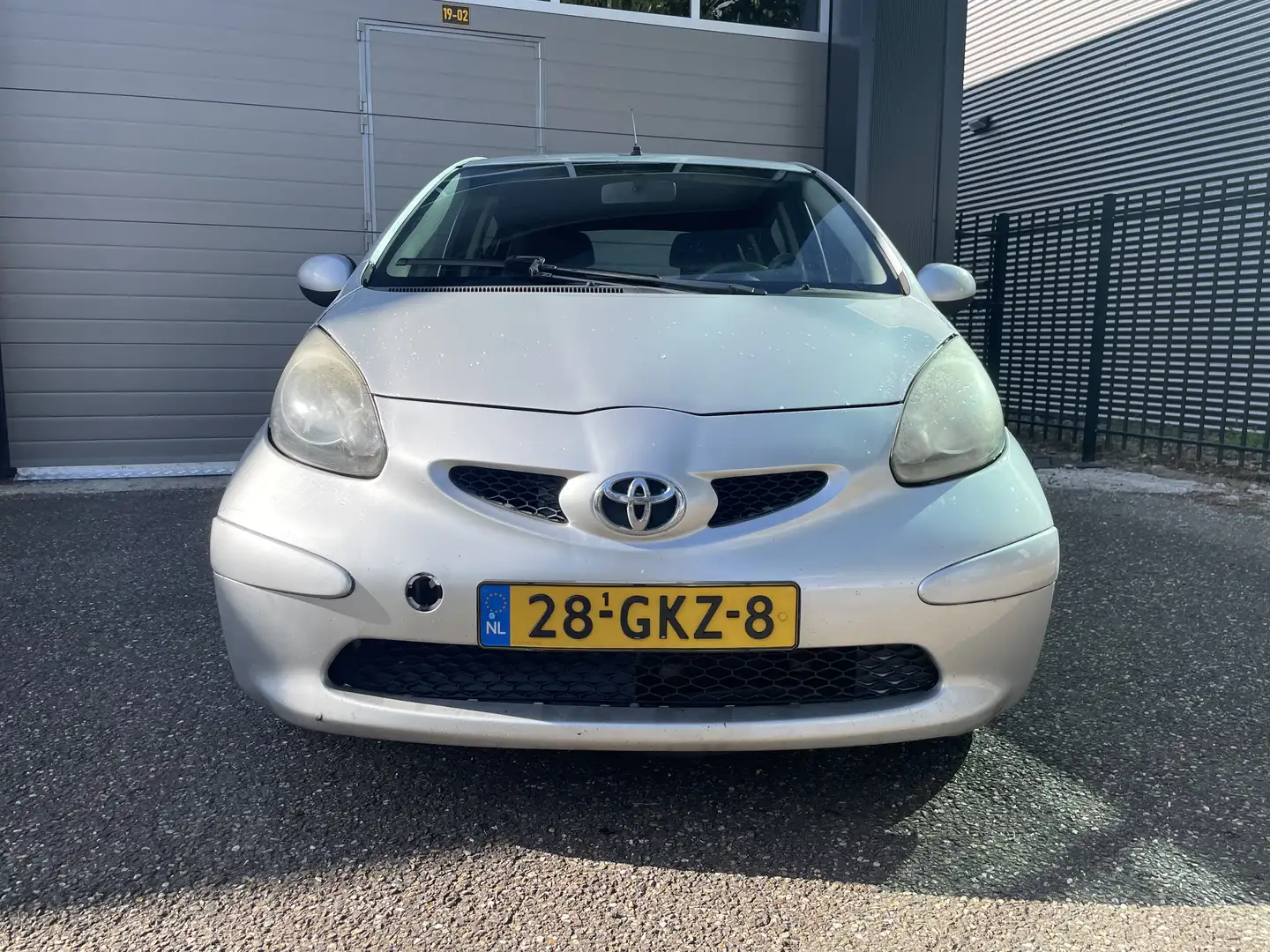 Toyota Aygo 1.0-12V Grijs - 1
