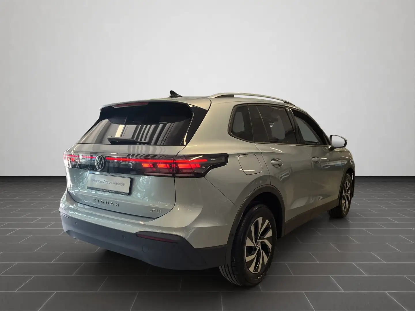 Volkswagen Tiguan 1,5 eTSI DSG Life, APP, Sitzh., Kamera, S Silber - 2