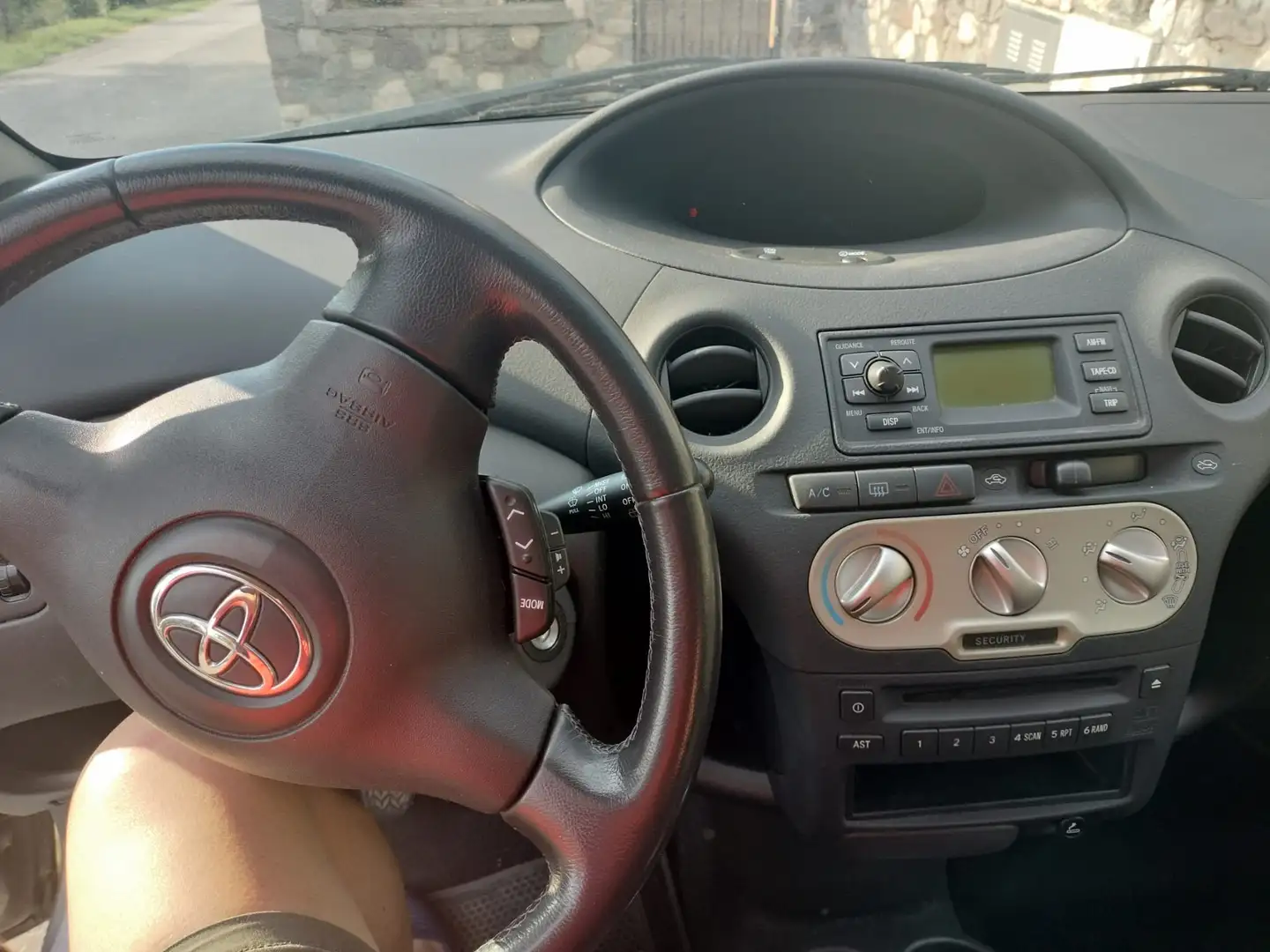 Toyota Yaris 3p 1.0 Sol - 2