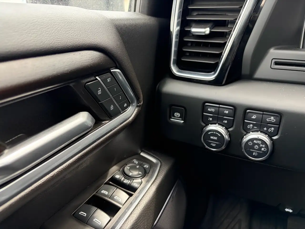GMC Sierra 3500HD снимка GMC Sierra 3500HD