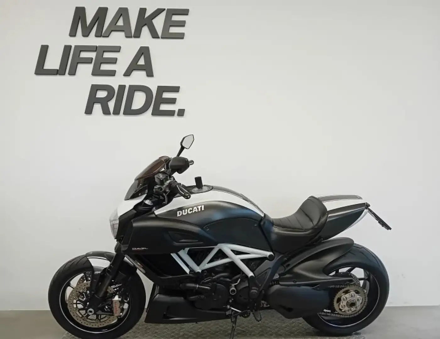 Ducati Diavel 1200 CARBON Nero - 2