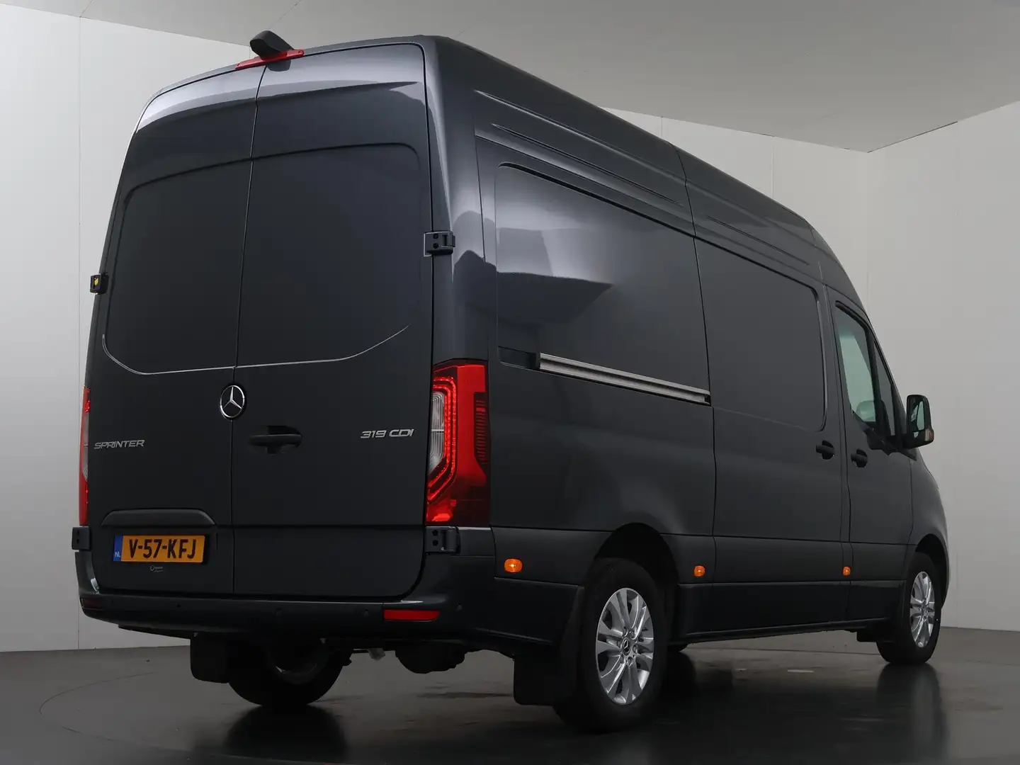 Mercedes-Benz Sprinter 319 CDI | L2 H2 | Select | Aut. | 3500 KG AHW | Na Gris - 2