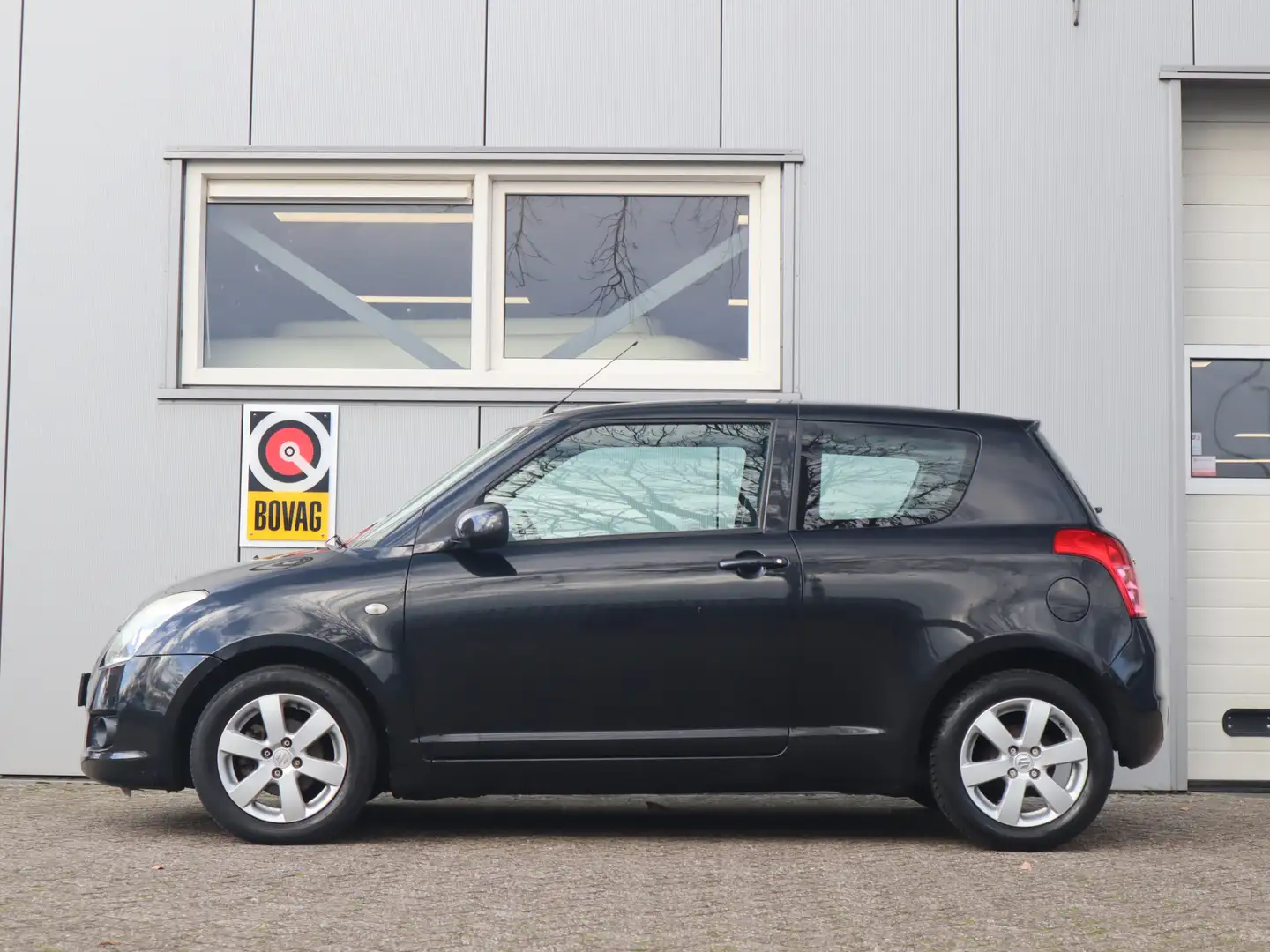 Suzuki Swift 1.3 Comfort Negro - 2