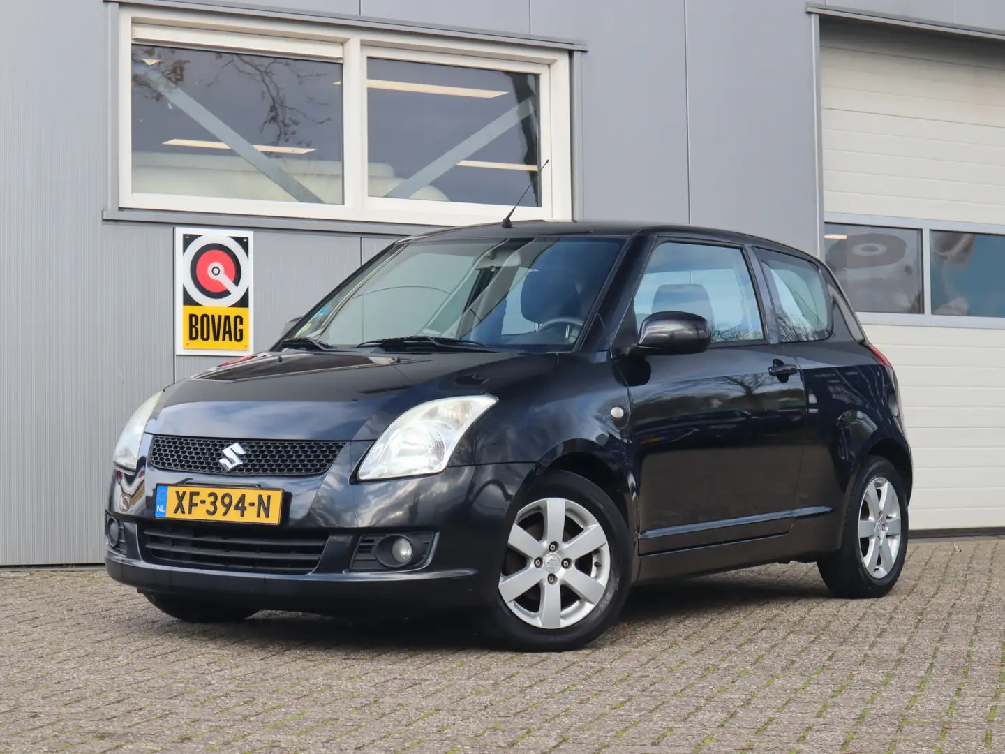 Suzuki Swift 1.3 Comfort Negro - 1